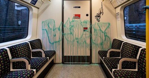 Прыбіральчыкі лонданскага метро змылі графіці Бэнксі