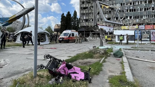 Вазок Лізы ляжыць на газоне перад домам быту «Юбілейны», разбураным у выніку расійскага ракетнага ўдару 14 ліпеня Вазок Лізы ляжыць на газоне перад домам быту «Юбілейны», разбураным у выніку расійскага ракетнага ўдару 14 ліпеня