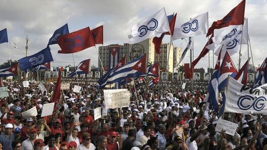 Дэманстрацыя ў Гаване, калі паліва сабраць людзей з усёй краіны на мітынгі яшчэ было. Фота ВВС Дэманстрацыя ў Гаване, калі паліва сабраць людзей з усёй краіны на мітынгі яшчэ было. Фота ВВС