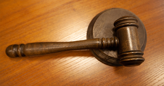 У Нароўлі хлопец і дзяўчына ўжылі гвалт да пракурора. Вынесенае ім пакаранне можа здзівіць