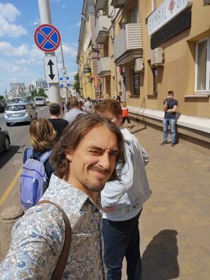 Тэлевядоўца Дзяніс Дудзінскі ў чарзе ў краму. Тэлевядоўца Дзяніс Дудзінскі ў чарзе ў краму.