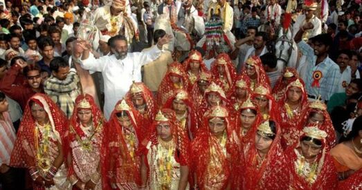 У Індыі нявестам далі біты, каб бараніцца ад п'яных мужоў