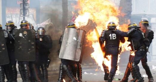 Пратэсты ў Парыжы перараслі ў сутыкненні з паліцыяй, ёсць пацярпелыя