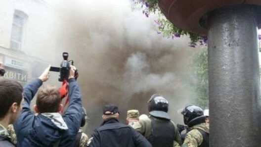 Адна з дымавых шашак трапіла ў паліцэйскага. Фота. NPU.GOV.UA Адна з дымавых шашак трапіла ў паліцэйскага. Фота. NPU.GOV.UA