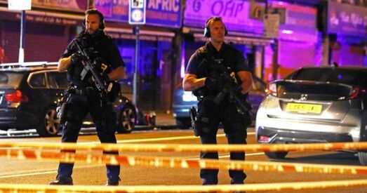 Фургон заехаў у натоўп людзей у Лондане