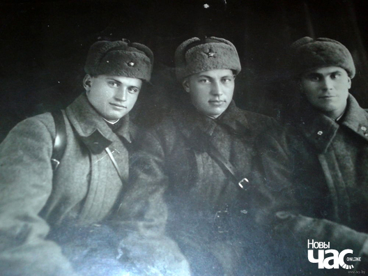 ''Ядзе — ад Твердахлеба, Шчарбакова і Хрыстафорава'', фота зробленае перад адпраўкай на фронт 7.11.1941 ''Ядзе — ад Твердахлеба, Шчарбакова і Хрыстафорава'', фота зробленае перад адпраўкай на фронт 7.11.1941
