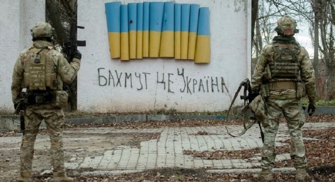 «Пасыплецца ўвесь фронт»: ваенны эксперт патлумачыў, чым кепскі сыход УСУ з Бахмута Нашто так зацята змагацца за Бахмут? Бо можа «пасыпацца ўвесь фронт»