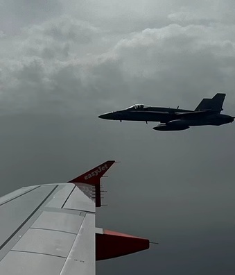 Знішчальнік F-18 суправаджае Boeing Вермы Знішчальнік F-18 суправаджае Boeing Вермы