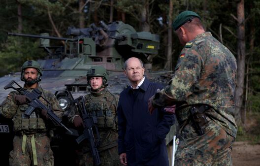 Олаф Шольц з жаўнерамі Бундэсвера Олаф Шольц з жаўнерамі Бундэсвера