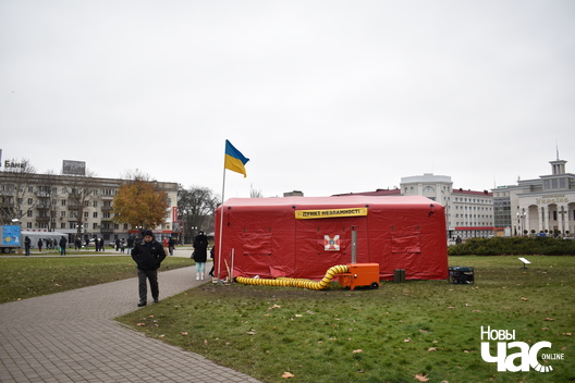 Так званы пункт нязломнасці на плошчы Свабоды, дзе ёсць магчымасць падзарадзіць гаджэты ад генератара. Фота: Алесь Мінаў Так званы пункт нязломнасці на плошчы Свабоды, дзе ёсць магчымасць падзарадзіць гаджэты ад генератара. Фота: Алесь Мінаў