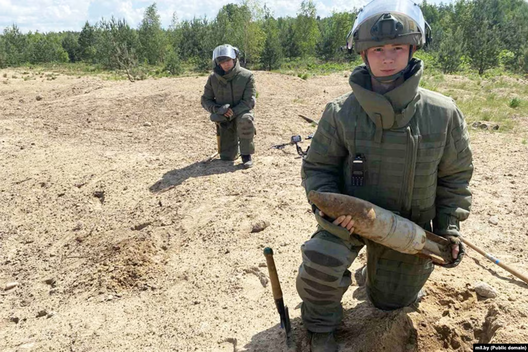 Сапёры падчас разьмінаваньня вайсковага гарадку «Паўлаўка» ў траўні 2024 года. Сапёры падчас разьмінаваньня вайсковага гарадку «Паўлаўка» ў траўні 2024 года.