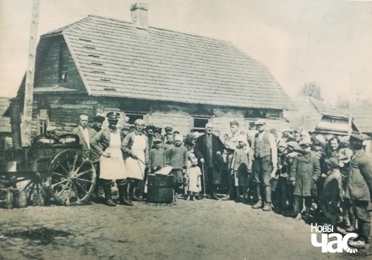 Абед для вясковых дзяцей на адной са стражніц КАП ля Заслаўя, 1930-я гады Абед для вясковых дзяцей на адной са стражніц КАП ля Заслаўя, 1930-я гады