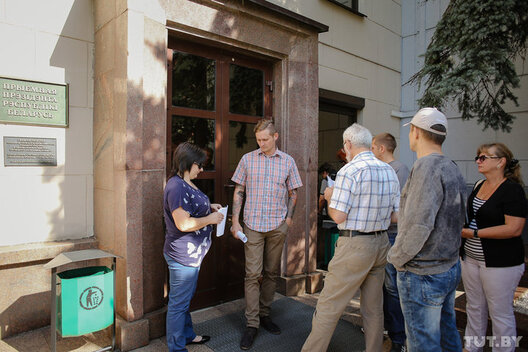 Каля Адміністрацыі прэзідэнта. Фота: Вадзім Заміроўскі, TUT.BY Каля Адміністрацыі прэзідэнта. Фота: Вадзім Заміроўскі, TUT.BY
