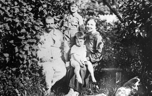 Сям'я Аладавых, 1937 год. Фота з сямейнага архіва Сям'я Аладавых, 1937 год. Фота з сямейнага архіва