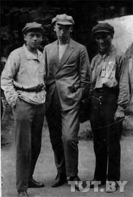 Злева направа: паэты Алесь Дудар, Уладзімір Дубоўка, Міхась Чарот. Фота: Беларускі дзяржаўны архіў-музей літаратуры і мастацтва Злева направа: паэты Алесь Дудар, Уладзімір Дубоўка, Міхась Чарот. Фота: Беларускі дзяржаўны архіў-музей літаратуры і мастацтва