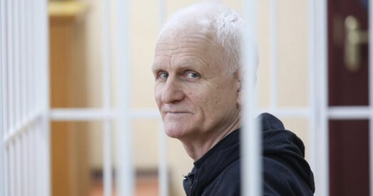 Алесь Бяляцкі пасля прысуду ўсміхаўся