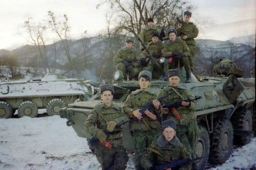 Аляксандр Шкіндзераў падчас ваеннай службы на Каўказе (сядзіць на вежы БТР першы справа) Аляксандр Шкіндзераў падчас ваеннай службы на Каўказе (сядзіць на вежы БТР першы справа)