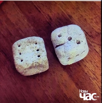 Кубікі з хлеба, злепленыя там жа. Кубікі з хлеба, злепленыя там жа.