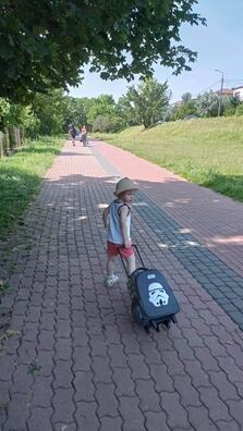 Аня вязе валізку з любімым пледам у польскі садок. Фота з сямейнага архіву Аня вязе валізку з любімым пледам у польскі садок. Фота з сямейнага архіву