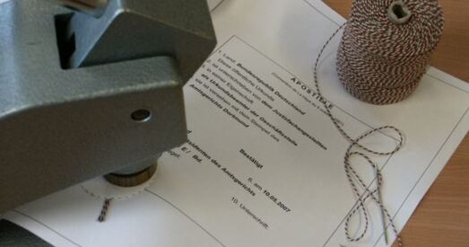 У Беларусі спынілі прыём дакументаў на апастыль