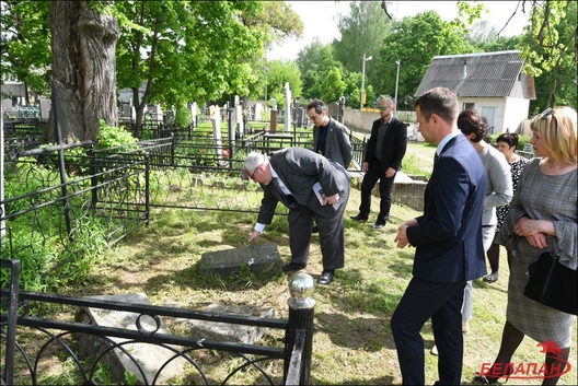 Амбасадар Ізраілю разам з магілёўскімі чыноўнікамі аглядае габрэйскія могілкі Амбасадар Ізраілю разам з магілёўскімі чыноўнікамі аглядае габрэйскія могілкі