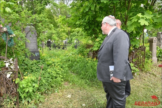 На габрэйскім могілках На габрэйскім могілках