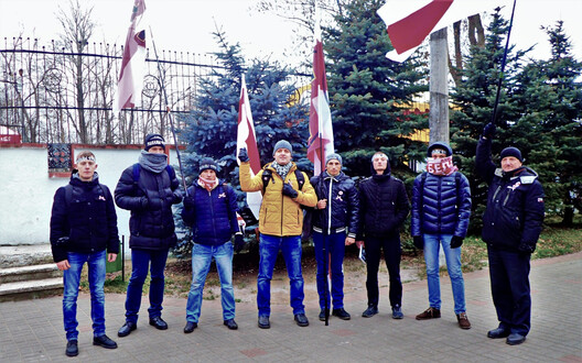 Дзмітрый Астапаў у цэнтры, у жоўтай куртцы. Дзмітрый Астапаў у цэнтры, у жоўтай куртцы.