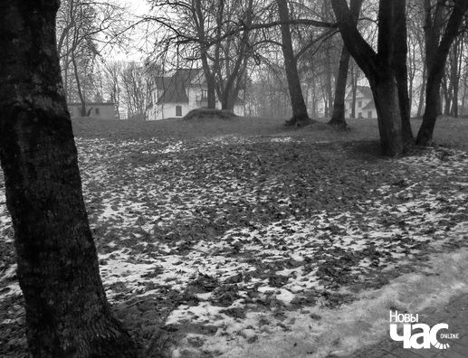 Два з трох — цэнтральны і правы будынкі архітэктурнага «трыпціху». Аўтарская хроніка, лістапад 2016 года. Два з трох — цэнтральны і правы будынкі архітэктурнага «трыпціху». Аўтарская хроніка, лістапад 2016 года.