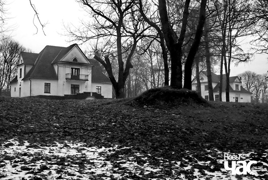 Выразная панарама на пасёлак Дамкі адкрываецца з ходніку, як падымаемся на ўзгорак. Унізе, справа ад дарогі, рака Вуша з возерам Дзявочым. Аўтарская хроніка, лістапад 2016 года. Выразная панарама на пасёлак Дамкі адкрываецца з ходніку, як падымаемся на ўзгорак. Унізе, справа ад дарогі, рака Вуша з возерам Дзявочым. Аўтарская хроніка, лістапад 2016 года.