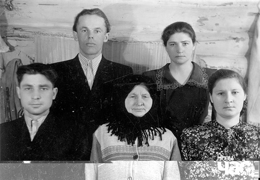 Бабуля Таццяна з дзецьмі Бабуля Таццяна з дзецьмі