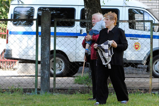 Бацькі Станіслаў і Ванда Пачобут каля суда чакаюць, калі прывязуць Андрэя. Чэрвень 2011 год Бацькі Станіслаў і Ванда Пачобут каля суда чакаюць, калі прывязуць Андрэя. Чэрвень 2011 год