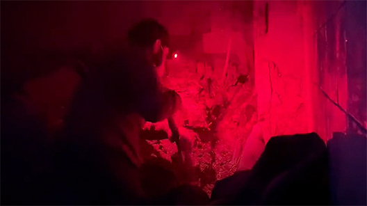 "Азоўцы" раскопваюць завалы пасля расійскіх бамбаванняў. Скрыншот з відэа "Азоўцы" раскопваюць завалы пасля расійскіх бамбаванняў. Скрыншот з відэа