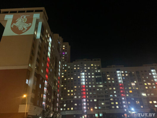 Так выглядае дом па праспекце Дзяржынскага, 119, калі ўключана бел-чырвона-белае асвятленне на лоджыях. Фота: чытач TUT.BY Так выглядае дом па праспекце Дзяржынскага, 119, калі ўключана бел-чырвона-белае асвятленне на лоджыях. Фота: чытач TUT.BY