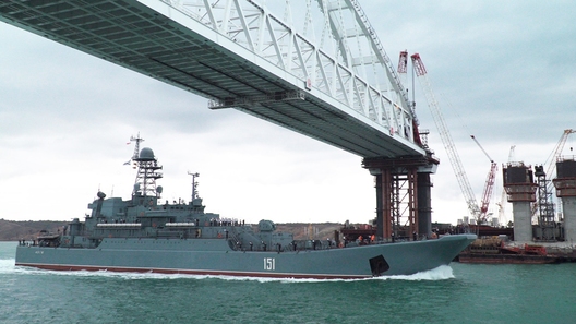 БДК «Азоў» упершыню праходзіць пад аркай незаконна збудаванага моста праз Керчанскі праліў. Фота: Крымскі мост БДК «Азоў» упершыню праходзіць пад аркай незаконна збудаванага моста праз Керчанскі праліў. Фота: Крымскі мост