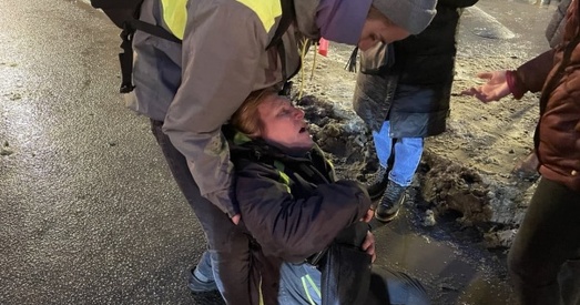 Паліцэйскія выбачыліся перад жыхаркай Пецярбурга, якую супрацоўнік сілавых структур моцна ўдарыў у жывот