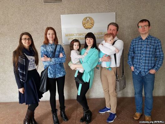 Сустрэча бацькоў з намесніцай міністра адукацыі Беларусі Раісай Сідарэнкай. Фота: Радыё Свабода Сустрэча бацькоў з намесніцай міністра адукацыі Беларусі Раісай Сідарэнкай. Фота: Радыё Свабода