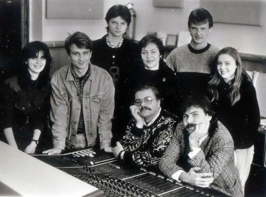 "БМ": Аксана Вечар, Зміцер Лукашук, Генадзь Кеснер, Жана Літвіна, Віталь Сямашка, Ірына Курапаткіна. Сядзяць: Зміцер Новікаў і Уладзімір Сакульскі "БМ": Аксана Вечар, Зміцер Лукашук, Генадзь Кеснер, Жана Літвіна, Віталь Сямашка, Ірына Курапаткіна. Сядзяць: Зміцер Новікаў і Уладзімір Сакульскі