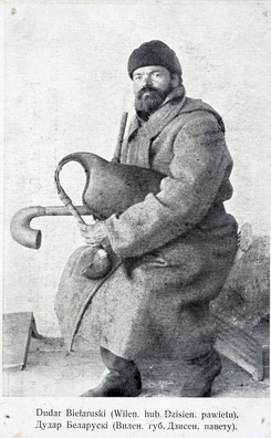 Беларускі дудар з-пад Вільні, ''нашаніўская'' паштоўка пач. ХХ ст. Беларускі дудар з-пад Вільні, ''нашаніўская'' паштоўка пач. ХХ ст.