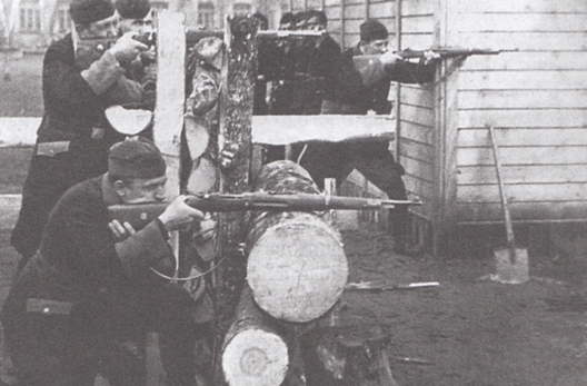 Беларускія паліцыянты на занятках па стральбе Беларускія паліцыянты на занятках па стральбе