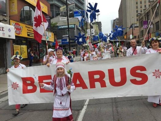 Беларусы падчас шэсця на гонар 150-годдзя Канады, 2017 год, budzma.by Беларусы падчас шэсця на гонар 150-годдзя Канады, 2017 год, budzma.by