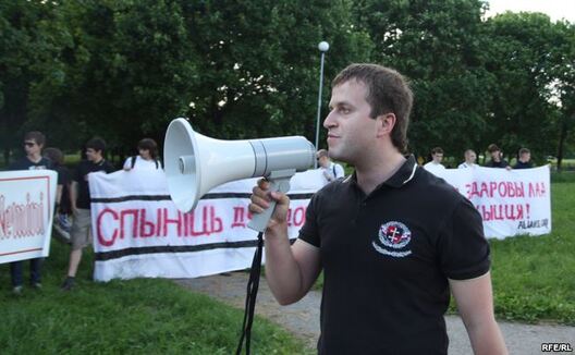 Юрась Карэтнікаў на пікеце супраць наркаманіі і п’янства, 2010 год Юрась Карэтнікаў на пікеце супраць наркаманіі і п’янства, 2010 год