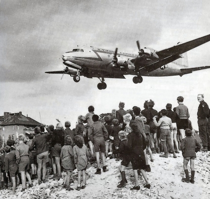 Берлінцы назіраюць за пасадкай «разынкавага бамбавіка». 1948 год. Крыніца: wikipedia.org Берлінцы назіраюць за пасадкай «разынкавага бамбавіка». 1948 год. Крыніца: wikipedia.org
