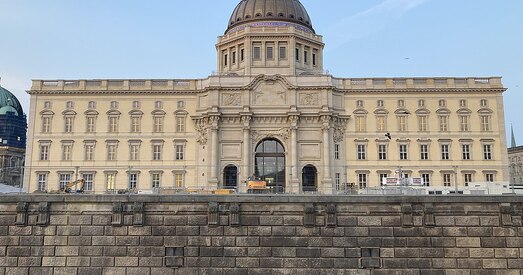 Форум Гумбальта (былы Палац рэспублікі) і яго прыгоды