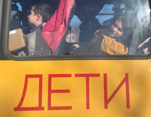 Дзеці бежанцаў з «ДНР» у халодных аўтобусах. Фота: «Новая газета» Дзеці бежанцаў з «ДНР» у халодных аўтобусах. Фота: «Новая газета»