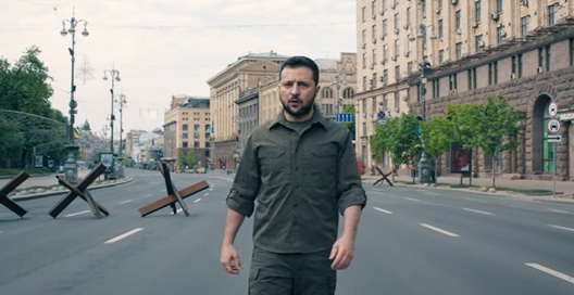 Уладзімір Зяленскі падчас вайны ў Кіеве, скрыншот з выступлення 9 траўня 2022 года Уладзімір Зяленскі падчас вайны ў Кіеве, скрыншот з выступлення 9 траўня 2022 года