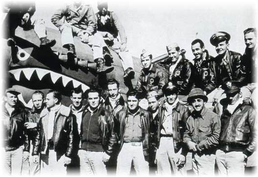 Лётчыкі авіягрупы Flying Tigers ВПС ЗША, якія ўдзельнічалі ў адбіцці агрэсіі Японіі супраць Кітая ў пачатку 1940-х гадоў. Лётчыкі авіягрупы Flying Tigers ВПС ЗША, якія ўдзельнічалі ў адбіцці агрэсіі Японіі супраць Кітая ў пачатку 1940-х гадоў.