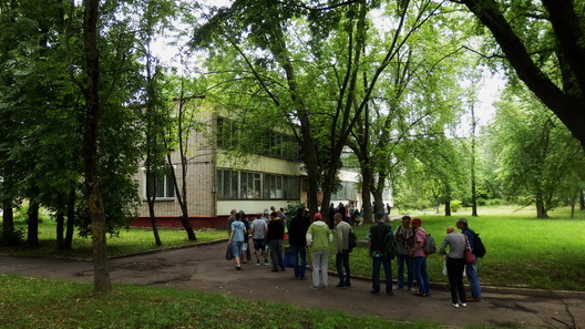 Пакрысе бяздомныя выстройваюцца ў чаргу ў чаканні раздачы ежы Пакрысе бяздомныя выстройваюцца ў чаргу ў чаканні раздачы ежы
