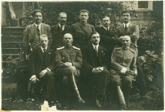 Народны сакратарыят БНР: (злева направа): сядзяць — Бурбіс, Серада, Варонка, Захарка; стаяць — Смоліч, Крэчэўскі, Езавітаў, Аўсянік, Заяц. Мінск, 1918 год Народны сакратарыят БНР: (злева направа): сядзяць — Бурбіс, Серада, Варонка, Захарка; стаяць — Смоліч, Крэчэўскі, Езавітаў, Аўсянік, Заяц. Мінск, 1918 год