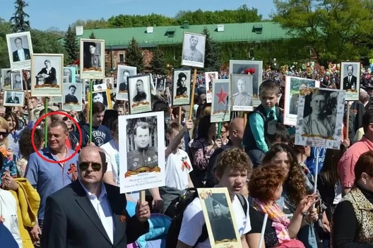 Віталь Уласюк на «несмяротным палку» з георгіеўскай стужкай — злева ў блакітнай кашулі Віталь Уласюк на «несмяротным палку» з георгіеўскай стужкай — злева ў блакітнай кашулі