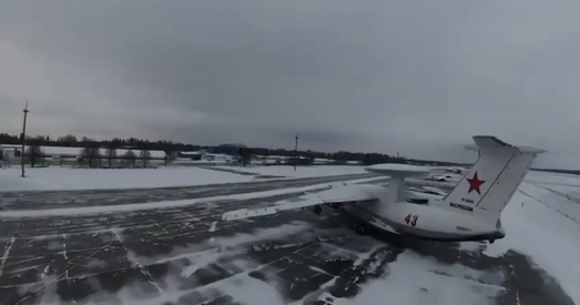 Відэа з беспілотніка, які ўзарваў расійскі самалёт у Мачулішчах, з'явілася ў інтэрнэце